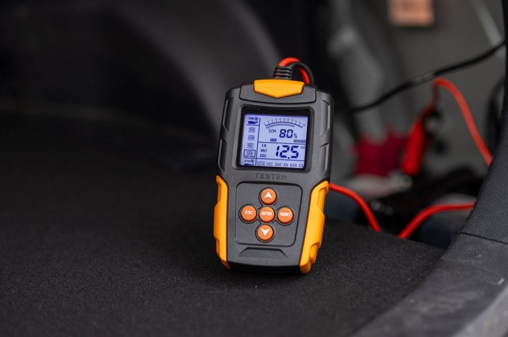 Digitální tester autobaterií